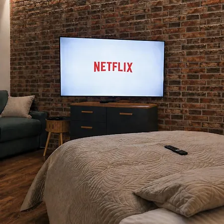 Irena Lux Family Centrum - Free Parking, Netflix Cinema, 2 Queen Beds * Vratislav