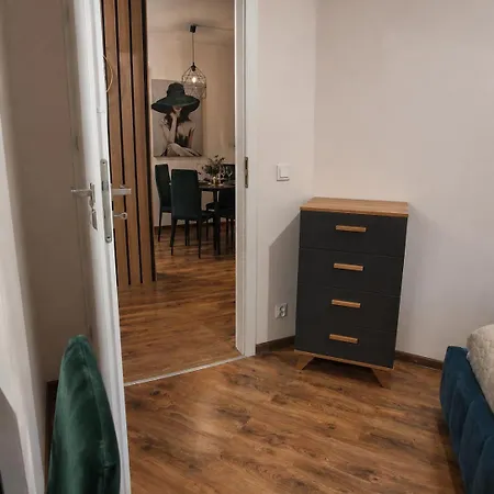 Irena Lux Family Centrum - Free Parking, Netflix Cinema, 2 Queen Beds Вроцлав