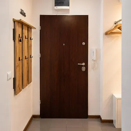 Irena Lux Family Centrum - Free Parking, Netflix Cinema, 2 Queen Beds * Вроцлав