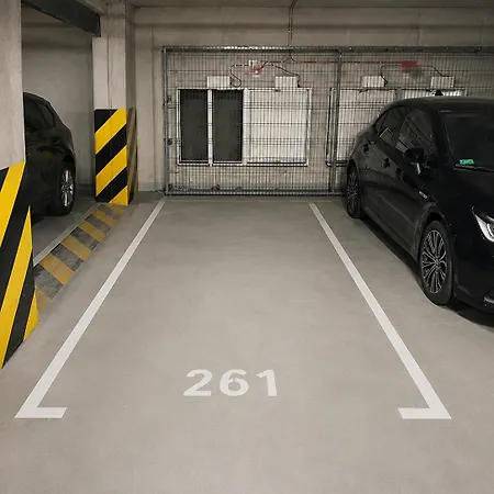 Апартаменты Irena Lux Family Centrum - Free Parking, Netflix Cinema, 2 Queen Beds Вроцлав